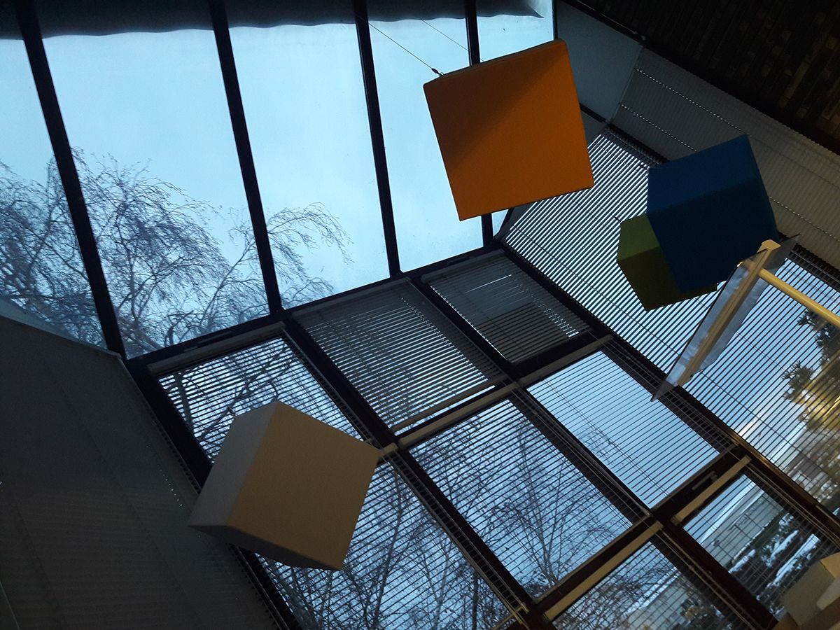 Décorations avec des cubes de couleurs devant un coin d'accueil avec baie vitrée