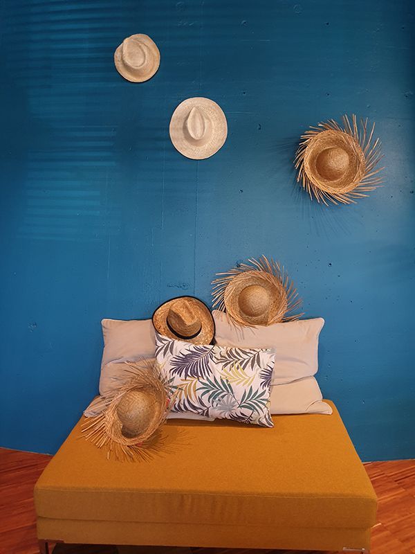 Lit devant un mur bleu