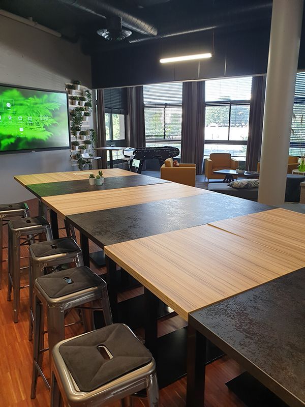 Aménagement de tables carrés et tabourets