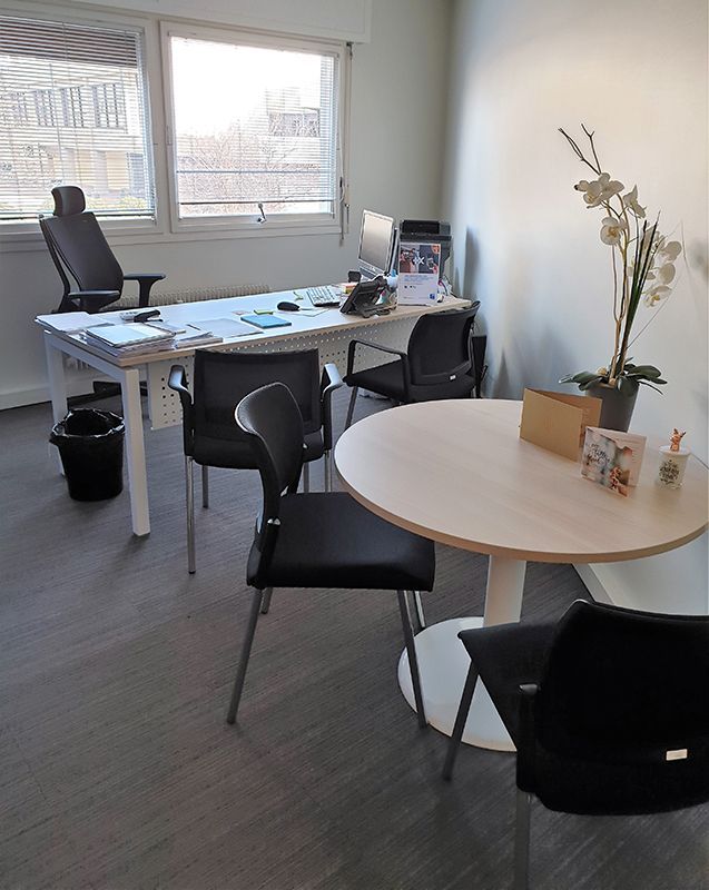 Aménagement bureau avec petite table ronde et 2 chaises pour rendez-vous