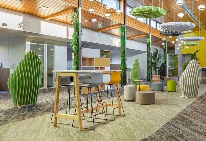 Open space avec table et chaises hautes