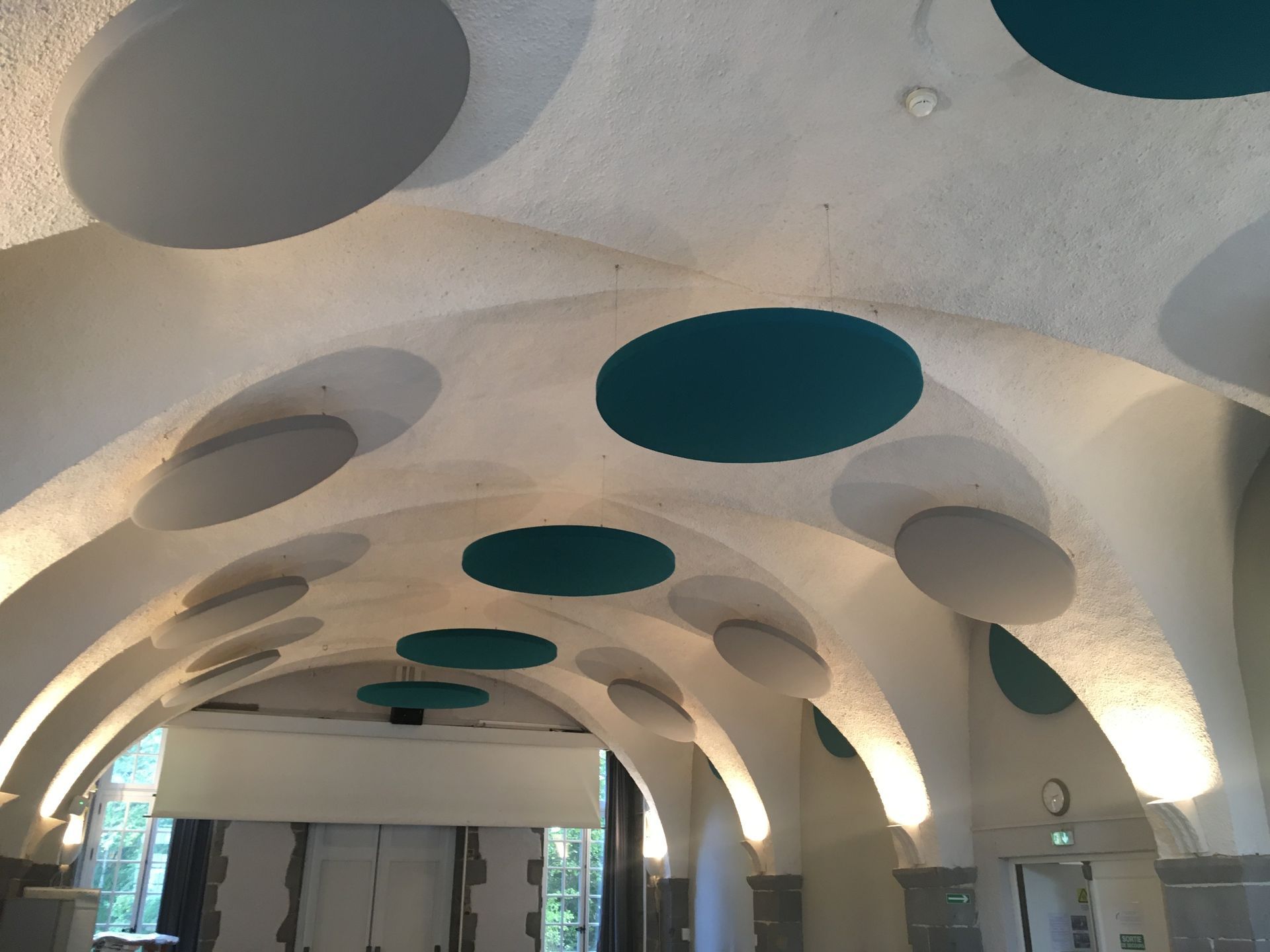 Aménagement acoustique sur un plafond blanc