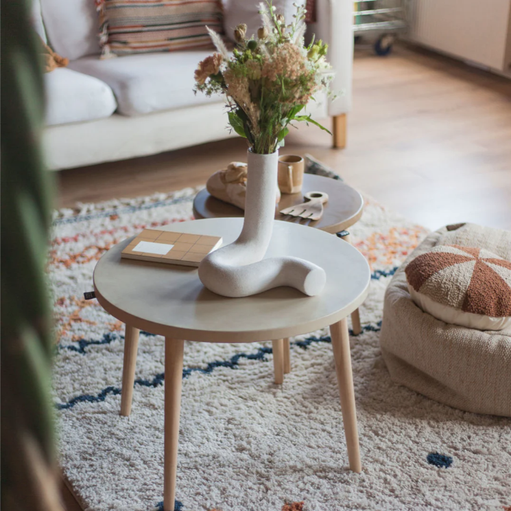 Vase posé sur un guéridon en bois