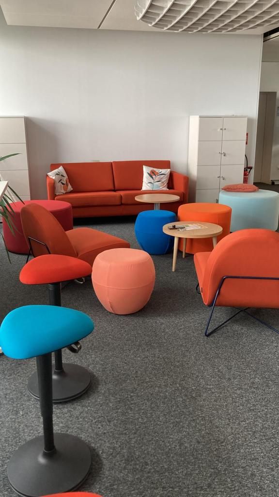 Coin d'attente avec un canapé et plusieurs fauteuils