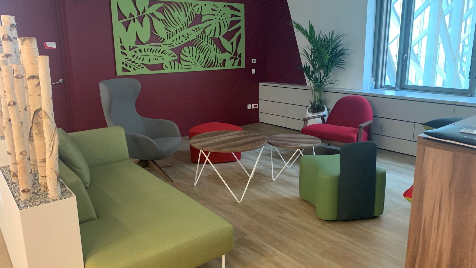 Salle d'attente avec canapé et tables basses