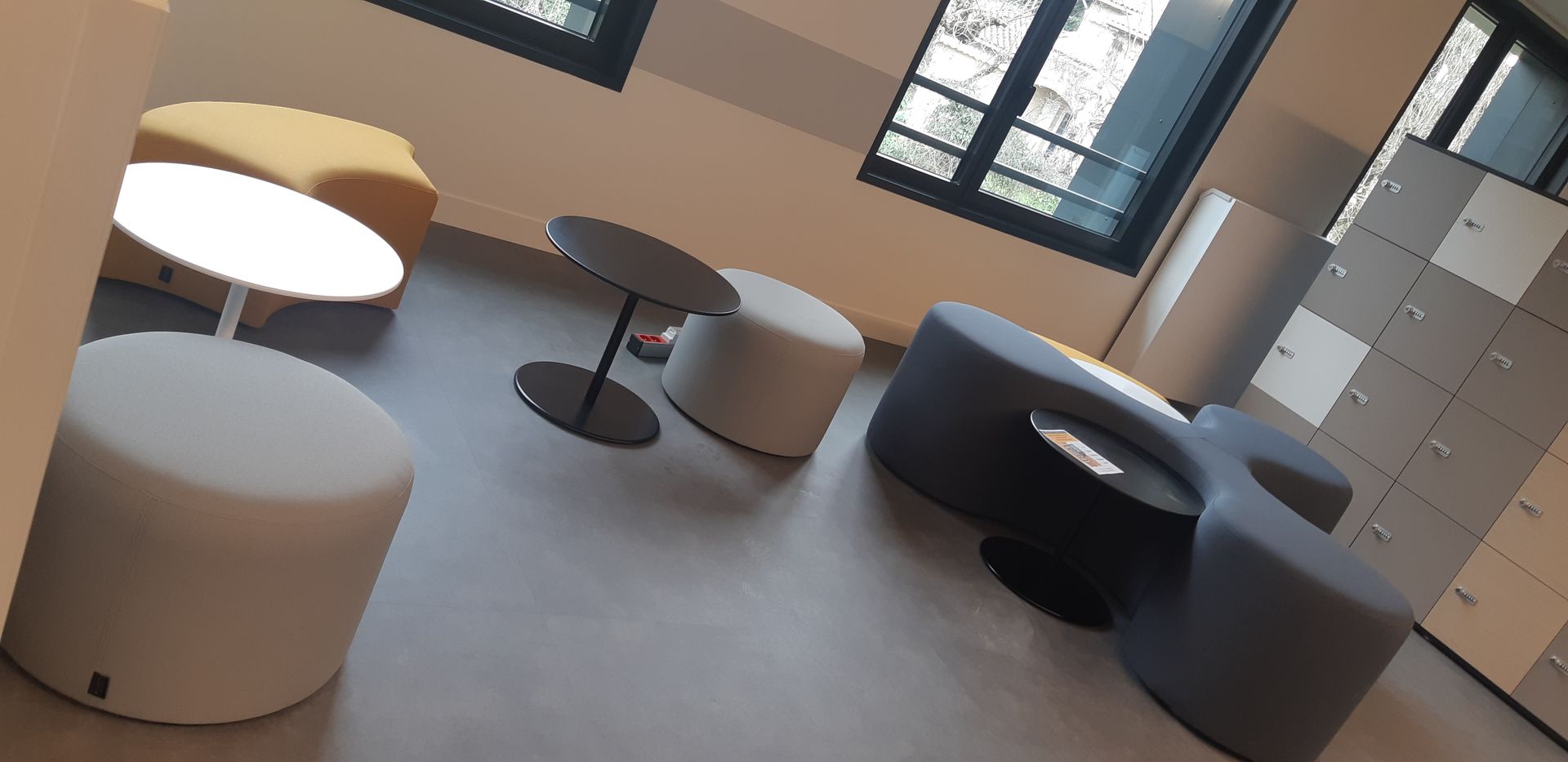 Espace détente avec des poufs et tables basses