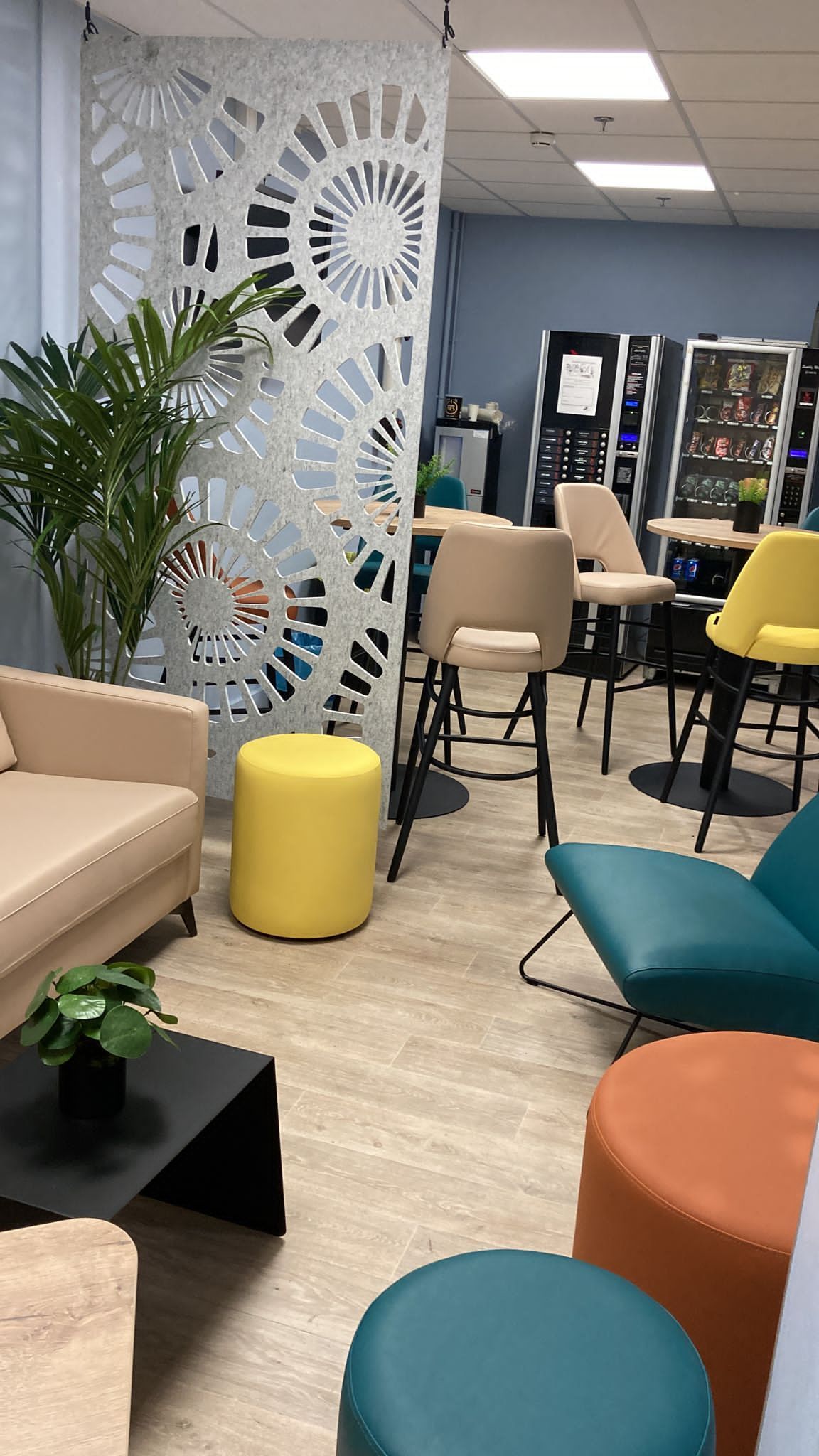 Espace café avec des fauteils et des tabourets