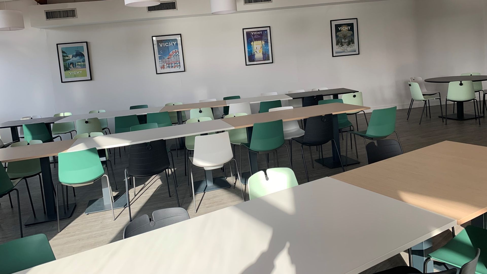 Espace de restauration avec des chaises vertes