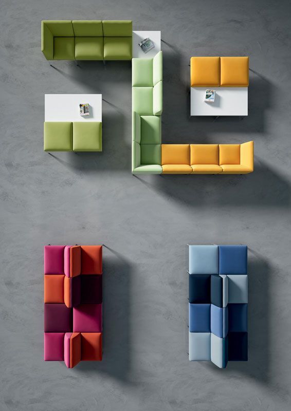 Vue du dessus d'un espace de travail avec canapés et bureaux