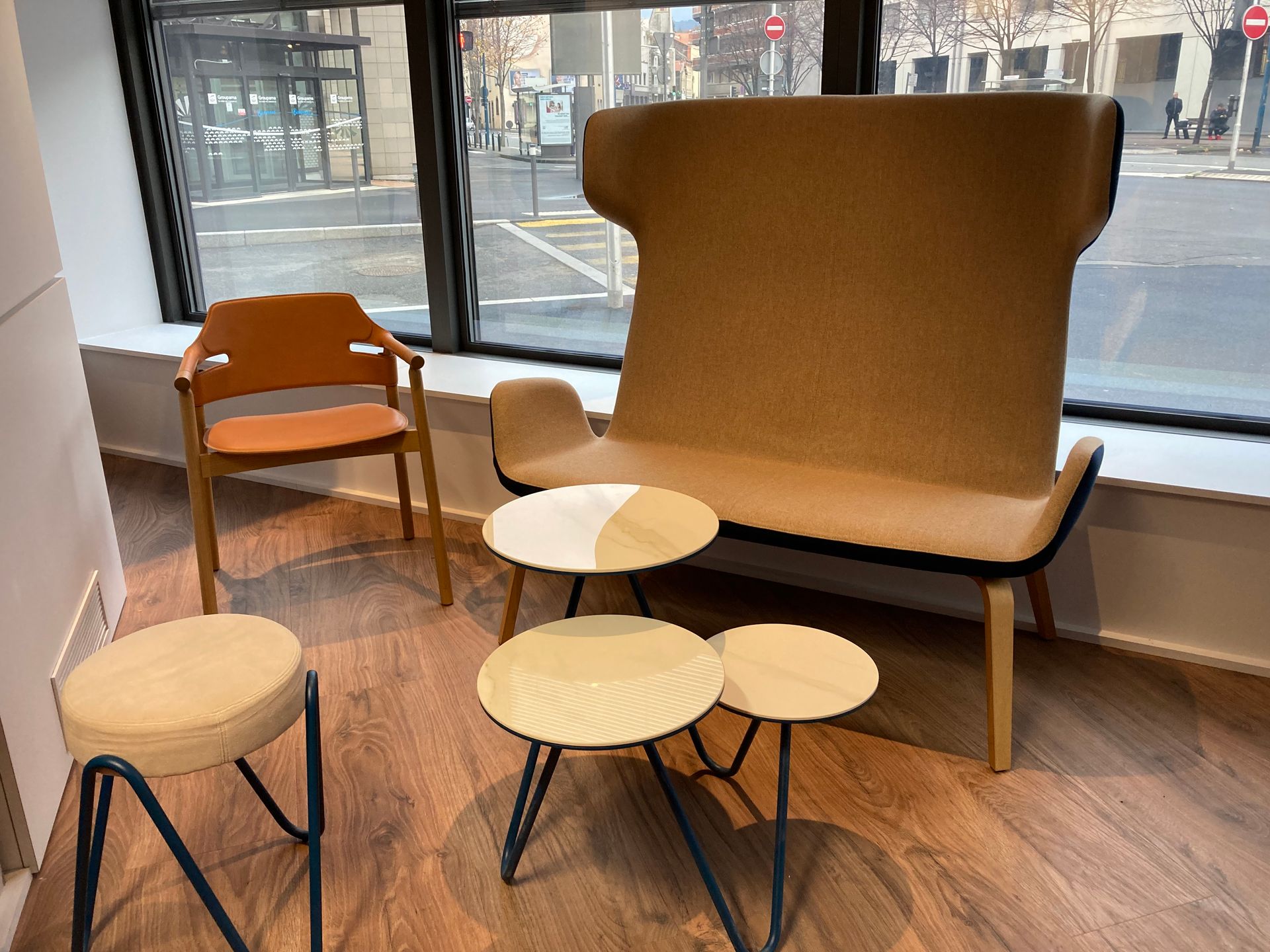 Coin d'attente avec du mobilier en bois