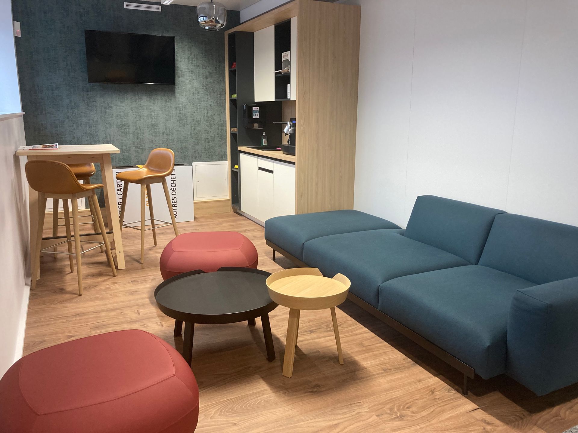 Espace de repos avec canapé et table haute