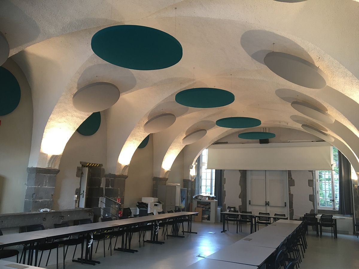 Grande salle de réunion sous voute moderne