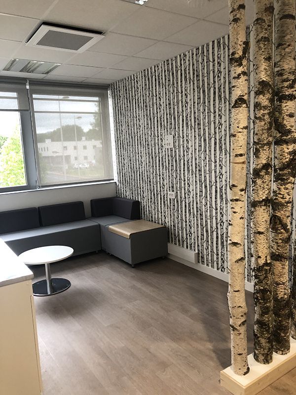 Salon d'attente avec canapé cuir et table basse