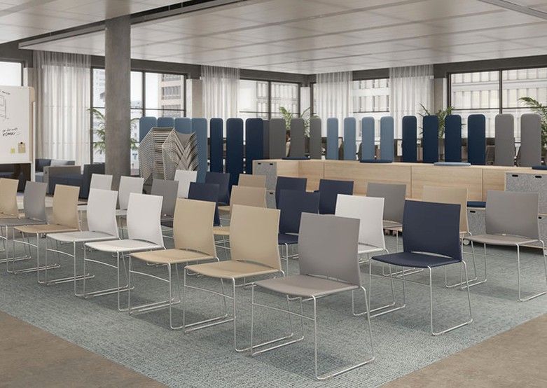 Plusieurs chaises alignées