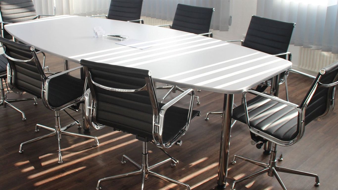 Table et chaises de bureau dans une salle de réunion