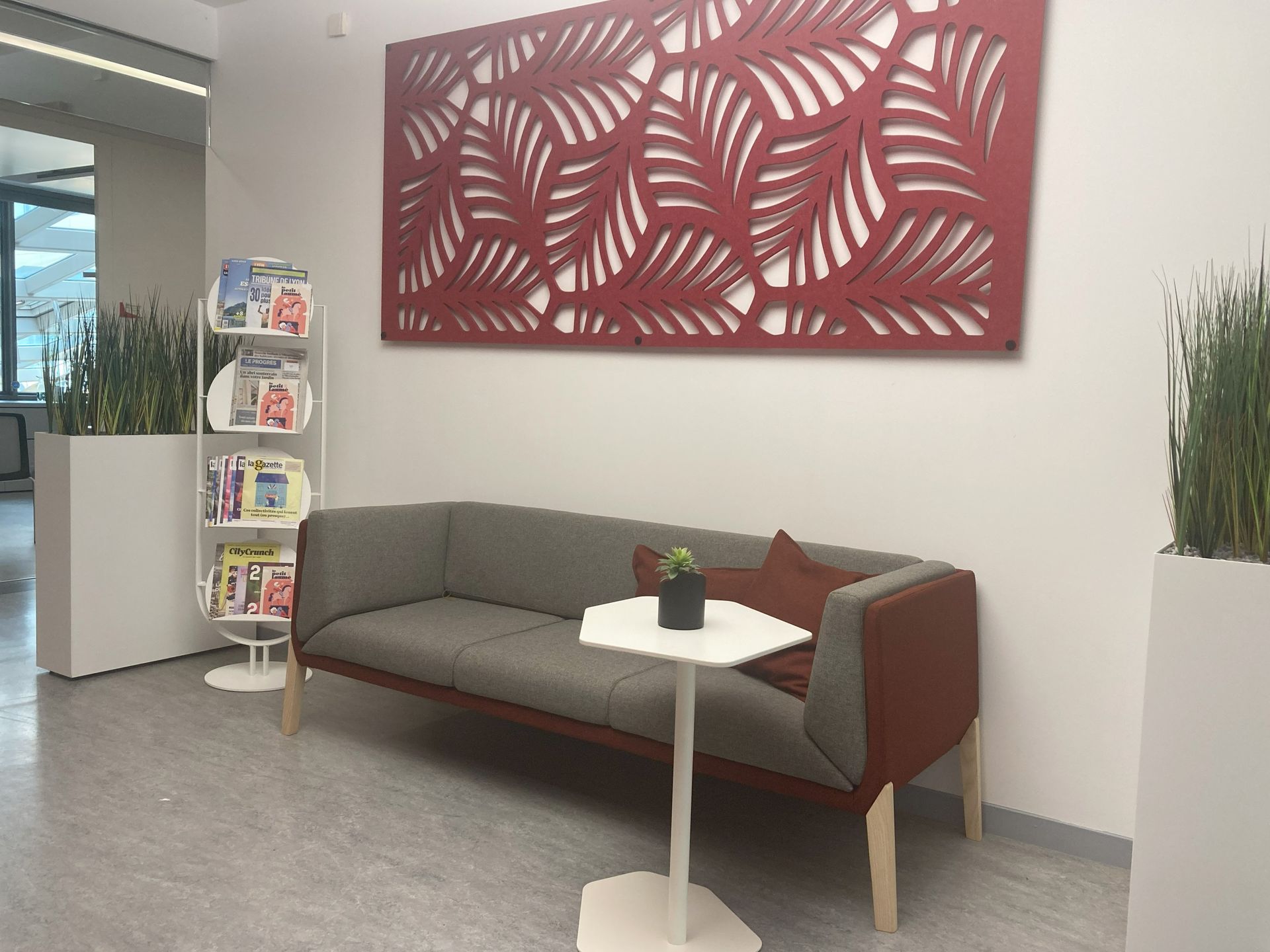 Canapé gris de salle d'attente