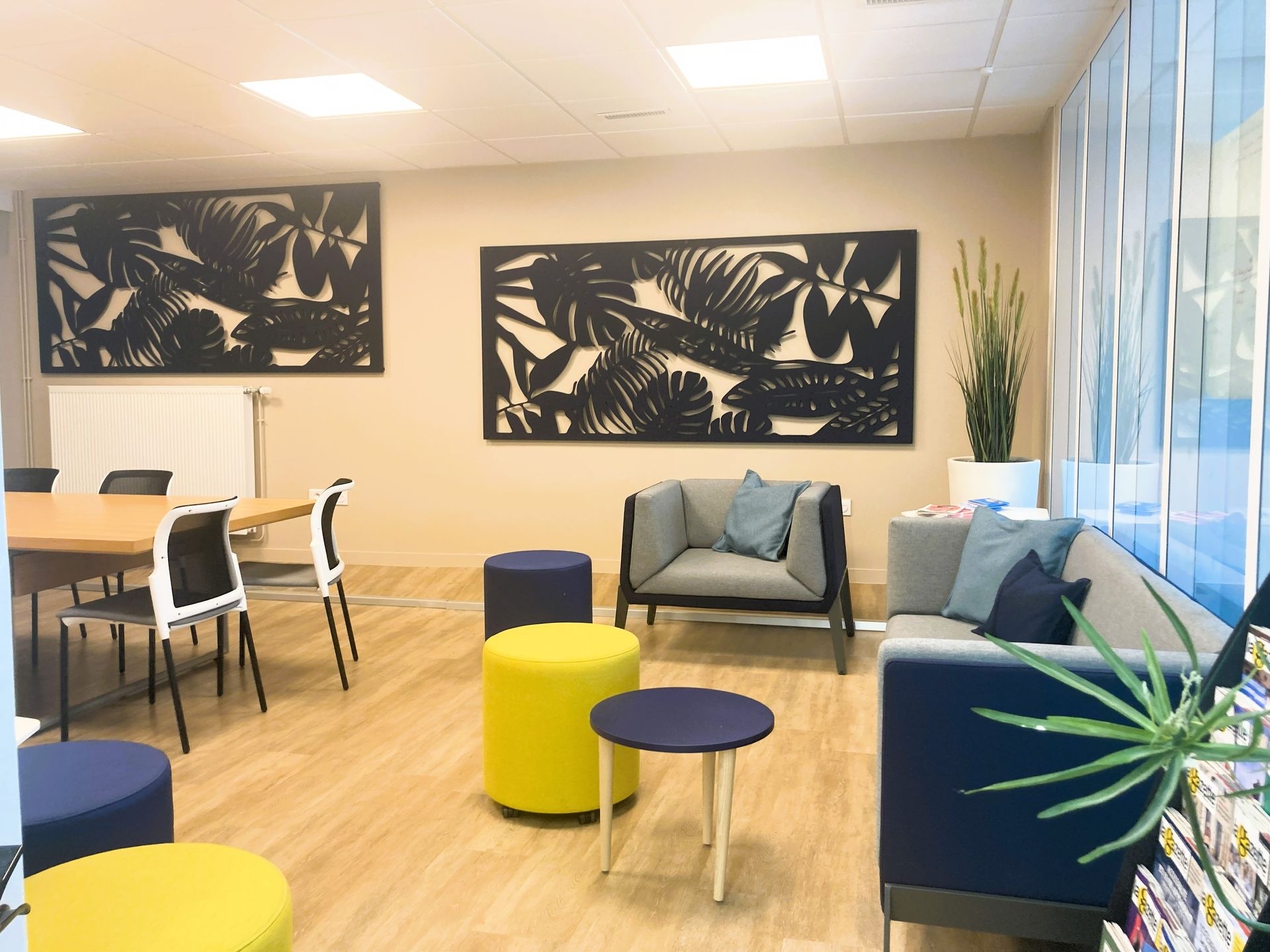 Salle avec un coin détente et un coin restauration