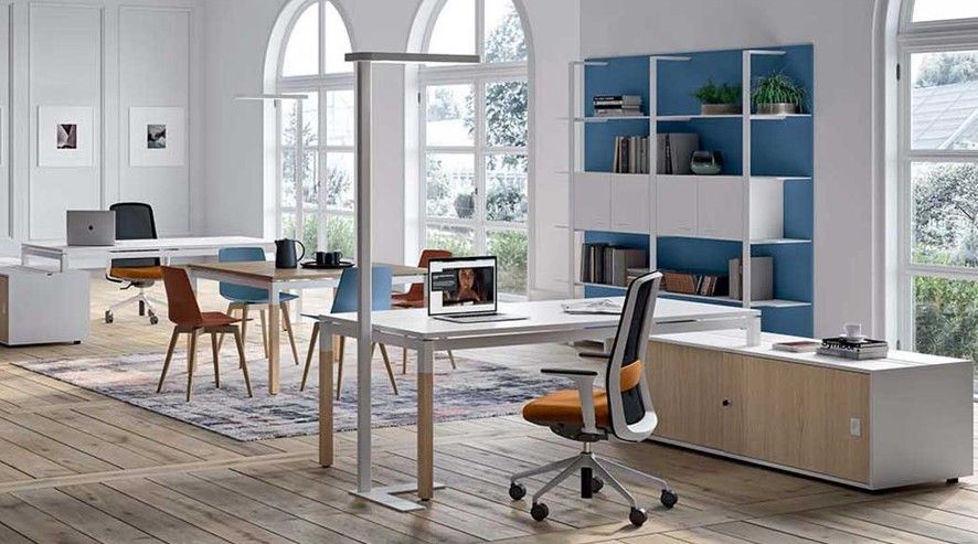 Espace de travail dans un bureau avec de grandes fenêtres