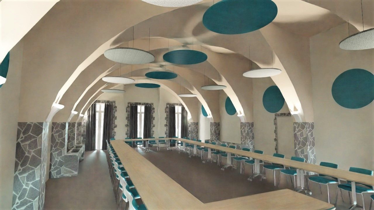 Grand salle avec morderne avec des arches au plafond et une très grande table de réunion en U
