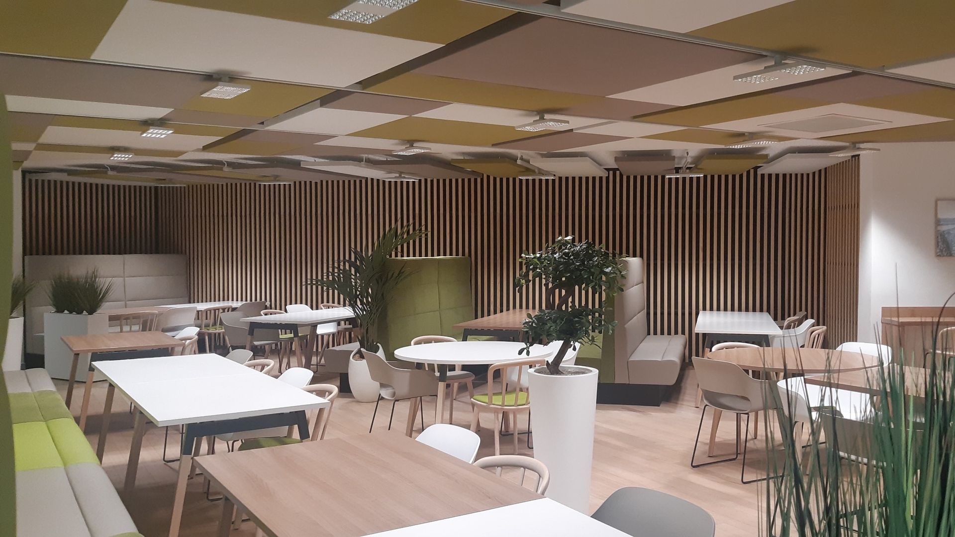 Salle de restauration avec des meubles en bois