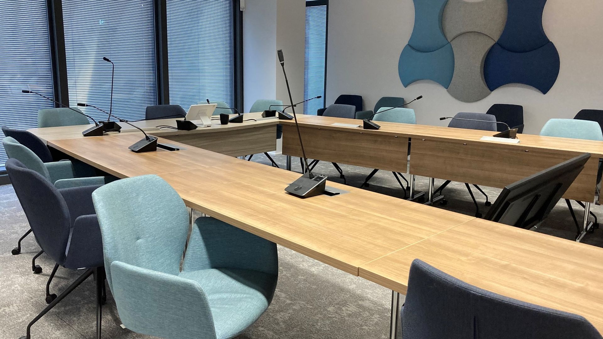 Salle de réunion avec des micros sur les tables