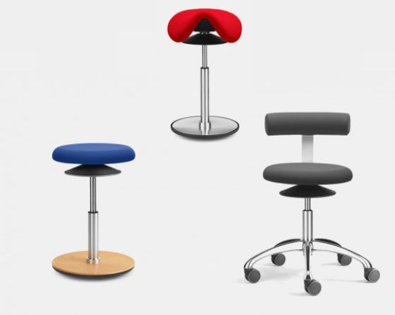 Trois sièges de bureau de couleur