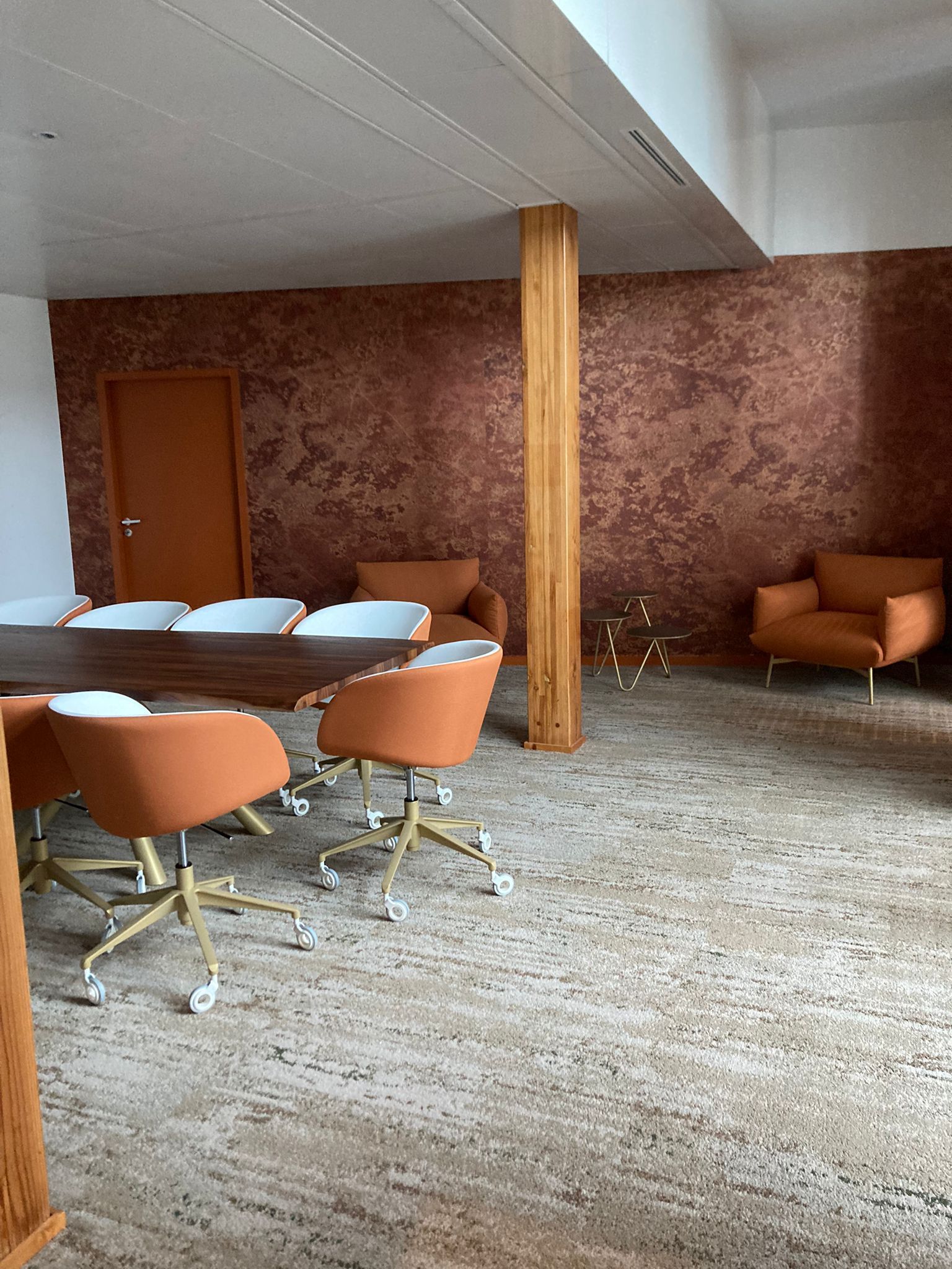 Salle de réunion aux teintes marron orange