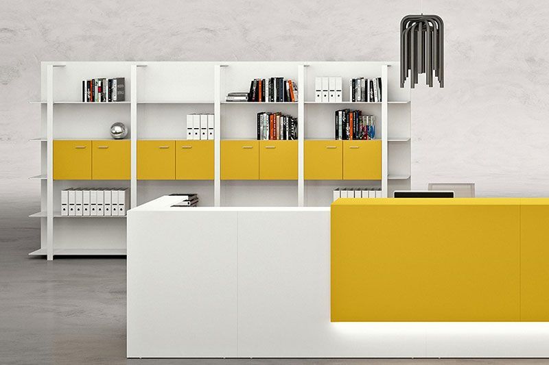 Accueil lumineux avec comptoir et étagères Quadrifoglio