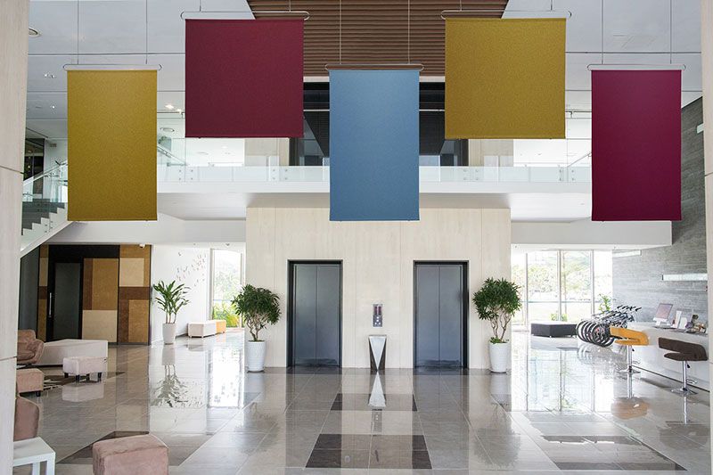 Open space haut de plafond avec décorations