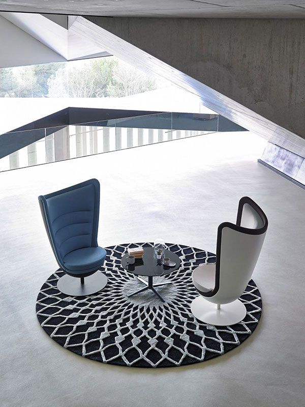 Petit espace d'attente comprenant 2 sièges et une table basse ronde Actiu