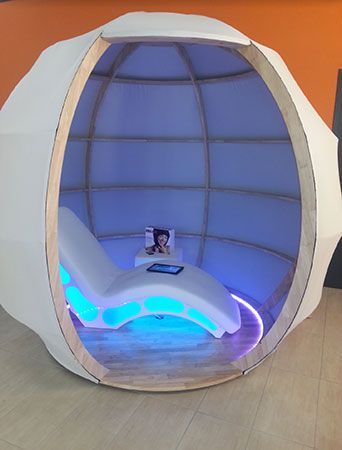 Bulle de relaxation avec chaise longue