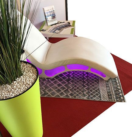 Coin relaxation, fauteuil et petite table basse