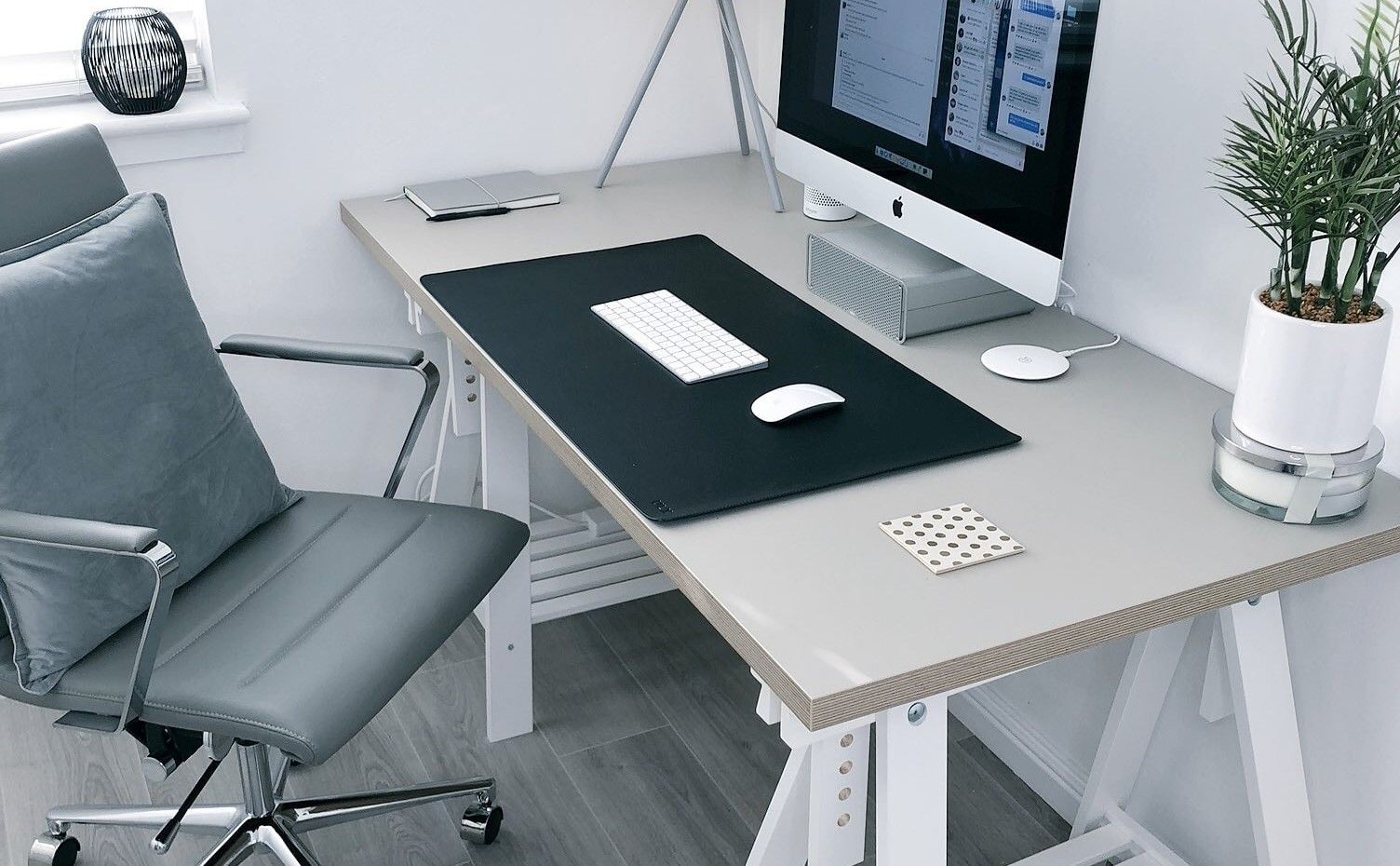 Petit espace de travail avec chaise de bureau clavier et écran sur une petite table