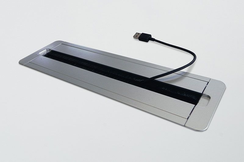 Fente avec câble d'alimentation standard pour bench