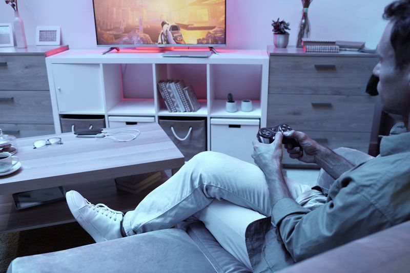 Homme jouant à la console