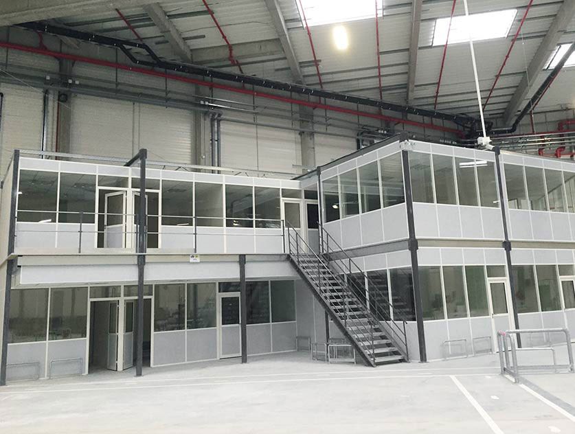Plateforme de bureaux sur 2 étages avec escalier d'accès