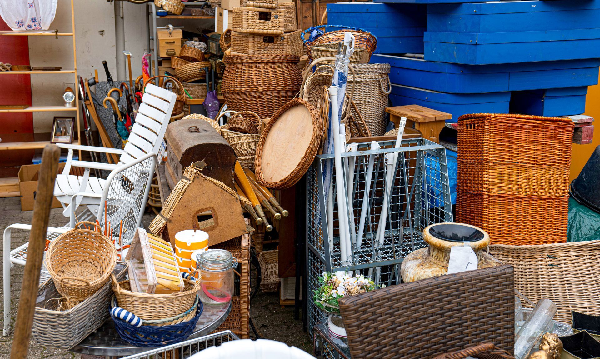 Un amoncellement d’articles divers, dont des paniers, des ustensiles de cuisine et des meubles