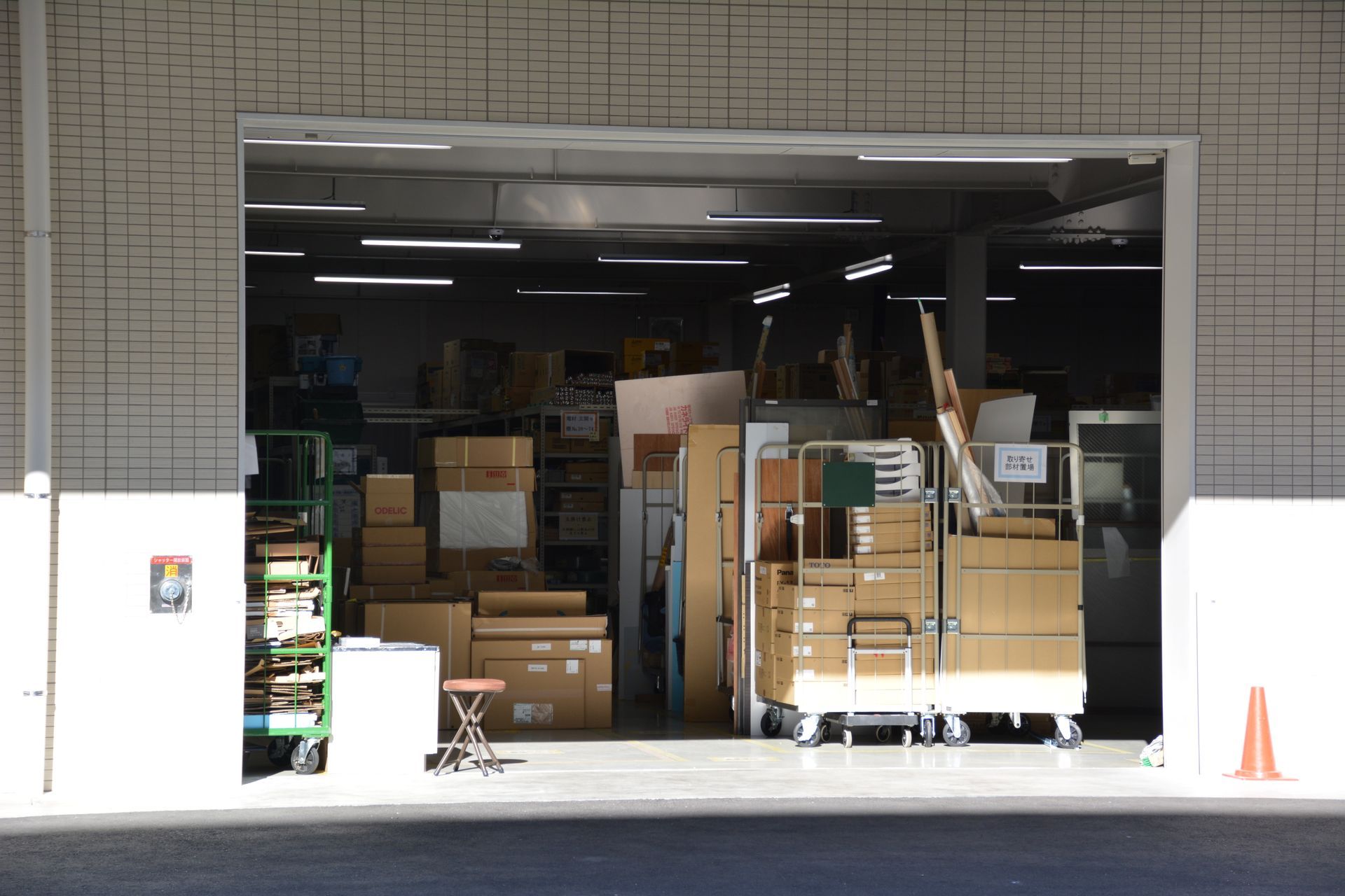 Vue intérieure d’un entrepôt avec des cartons soigneusement empilés et du matériel de stockage