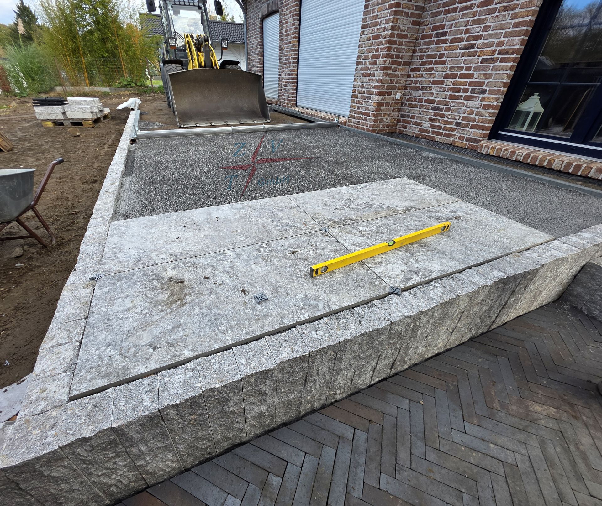 Schubkarre und Schaufel im Garten