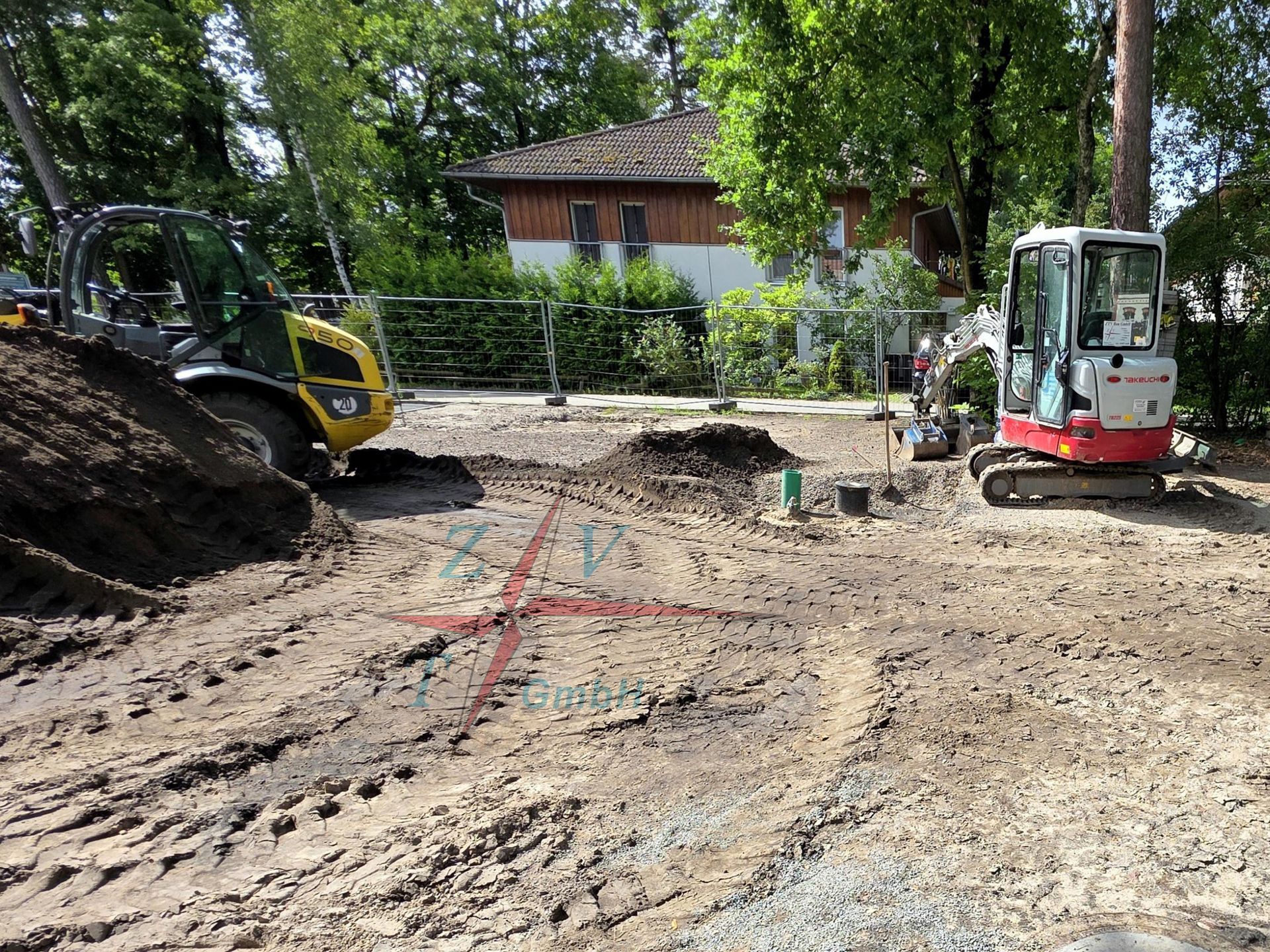 Mann zeichnet etwas in einen Bauplan ein