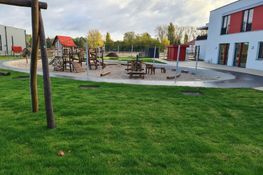 Spielplatz und Wiese