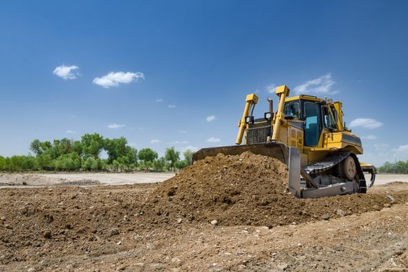 Bagger schaufelt Erde