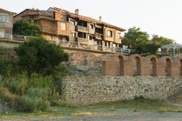 Haus auf einer kleinen Erhöhung