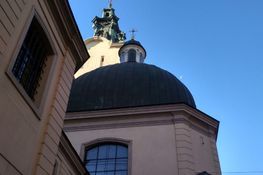 Kirchturm vor blauem Himmel