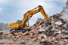 Bagger bei Abbrucharbeitenf