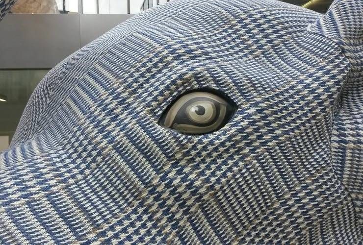 Nahaufnahme einer blau-weissen Skulptur mit Hahnentrittmuster und einem stilisierten, realistischen Auge.