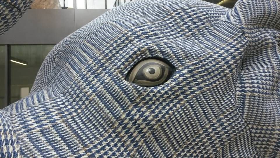 Nahaufnahme einer blau-weissen Skulptur mit Hahnentrittmuster und einem stilisierten, wirbelnden Augenmotiv.