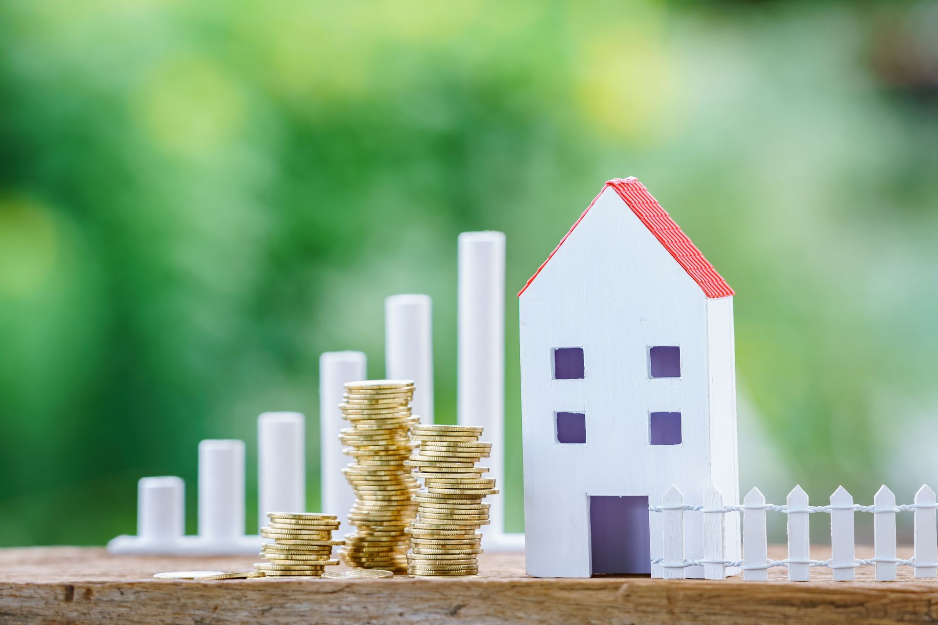 Maison en carton à côté d'un tas de pièces