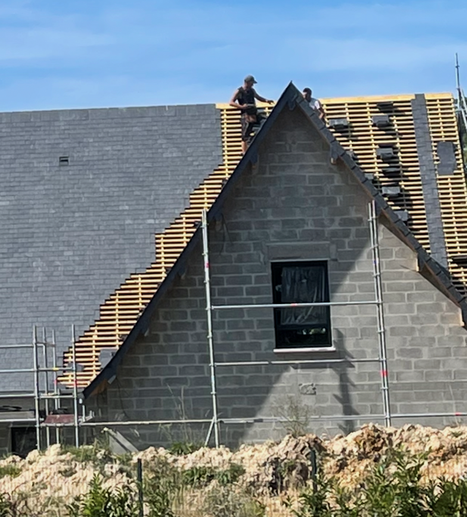 Pose d'une toiture en ardoise sur une maison neuve
