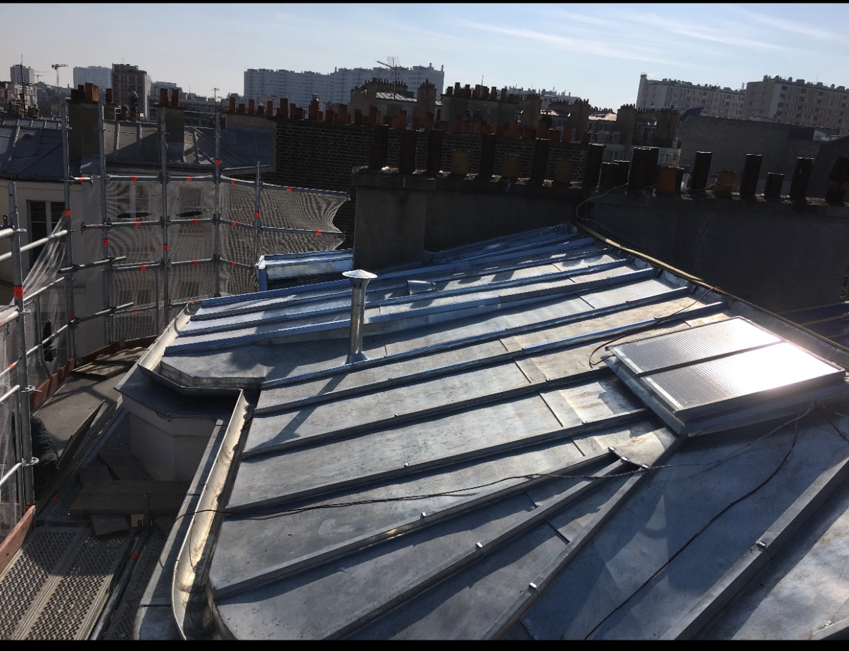 Toiture parisienne en zinc avec fenêtre de toit